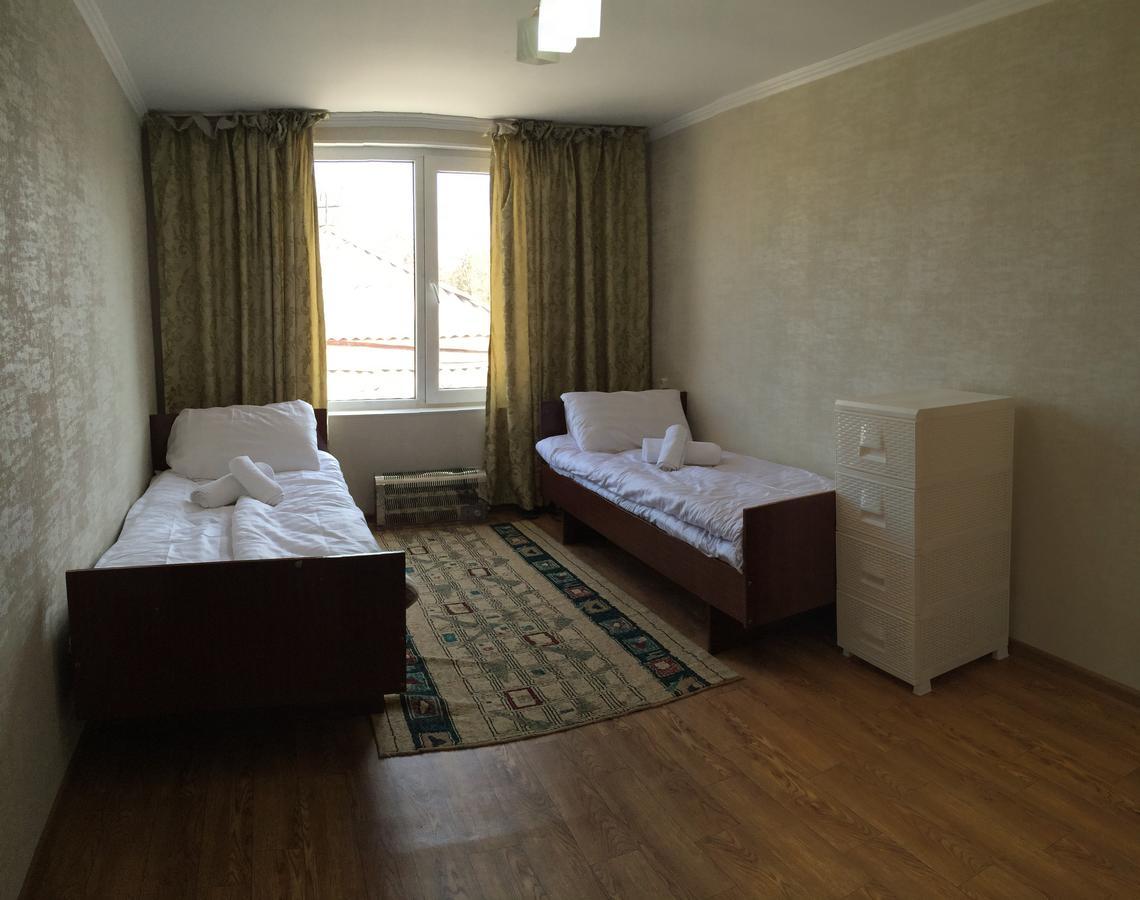 Holiday Hostel House Bishkek Exterior foto