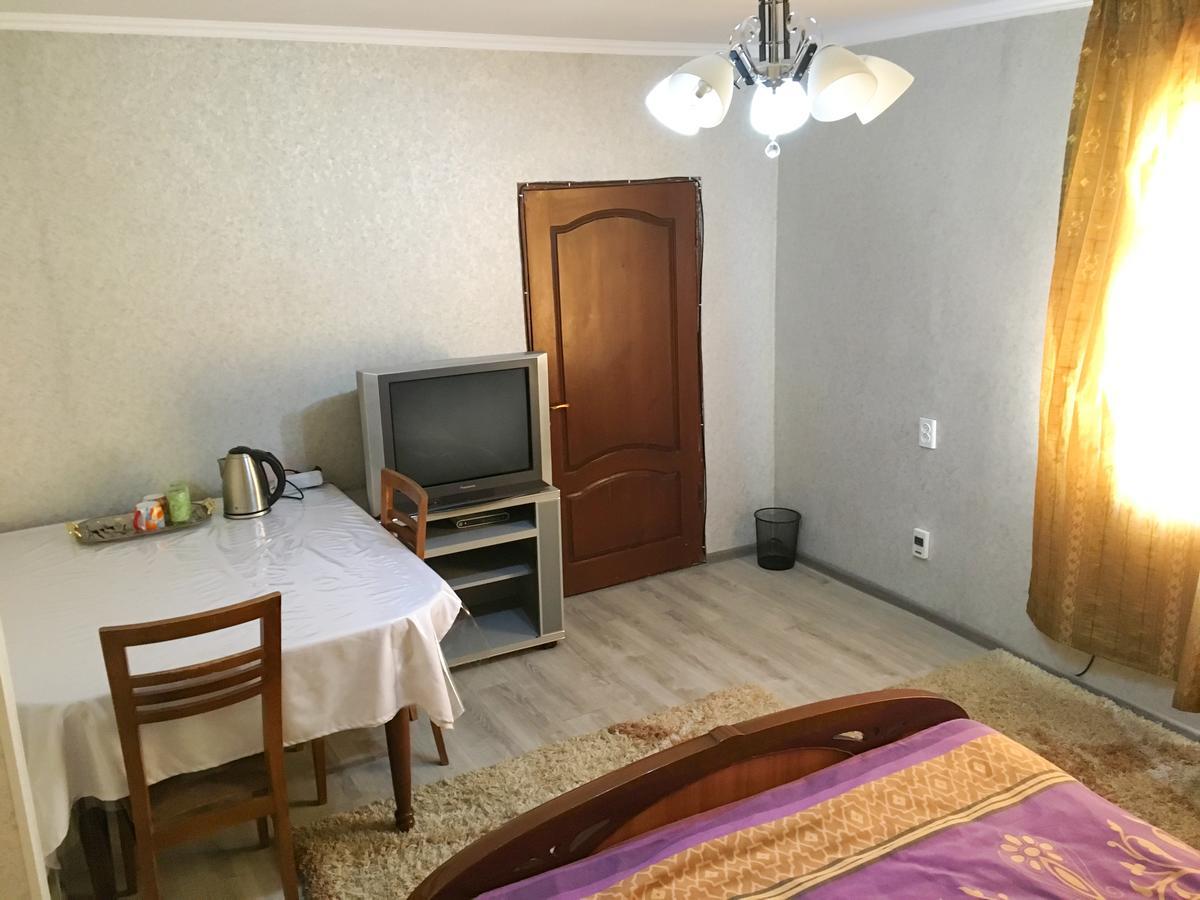 Holiday Hostel House Bishkek Exterior foto