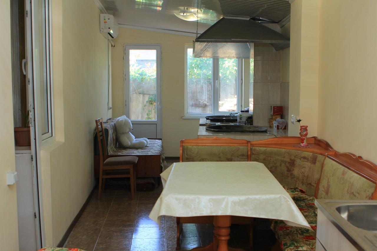 Holiday Hostel House Bishkek Exterior foto